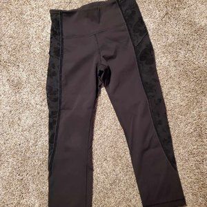 Lululemon Leggings  Cropped/Velvet sides Size 6